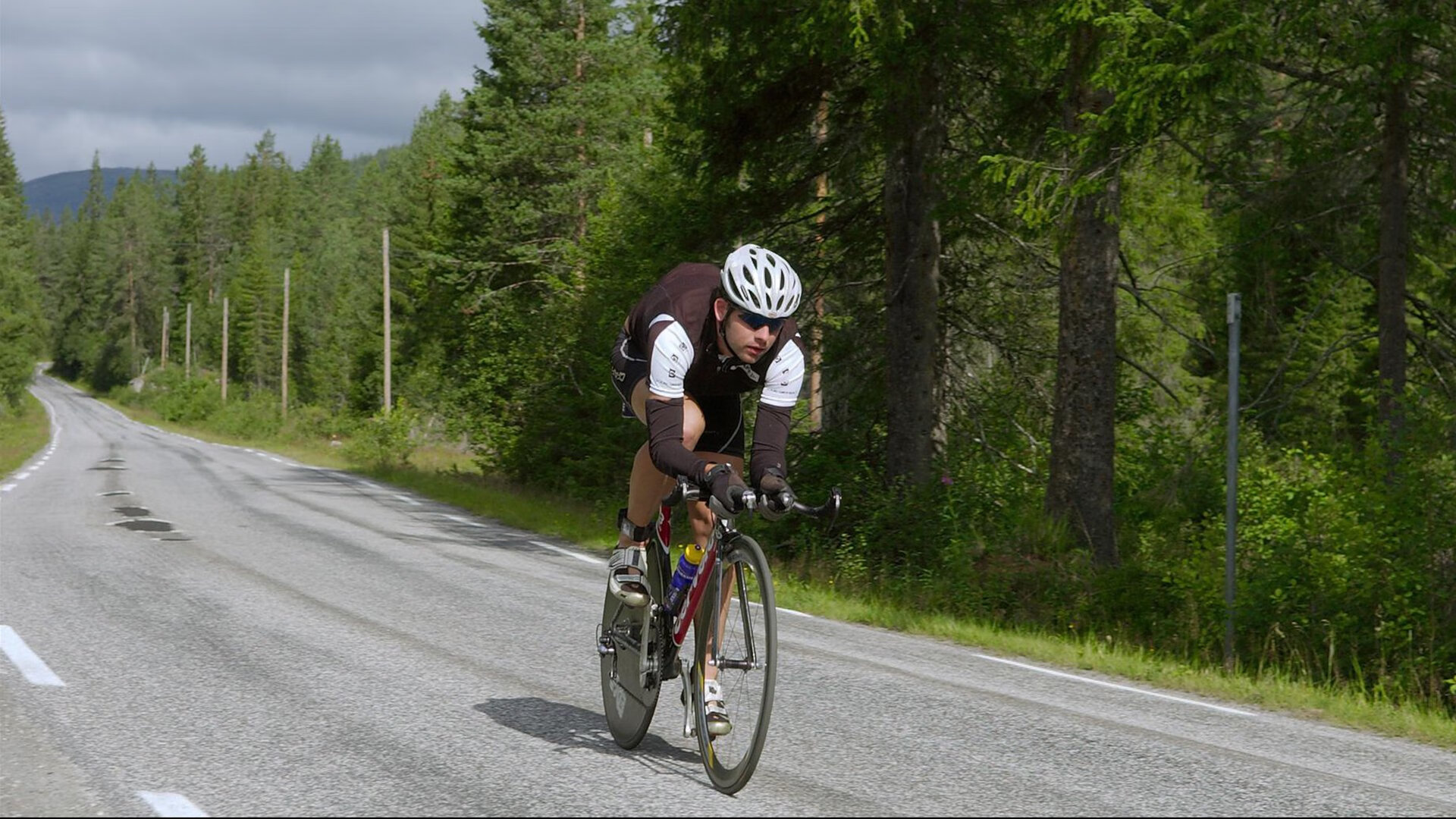 伊布观战之夜，当足球巨星的手势成为NBA总决赛的隐形指挥棒