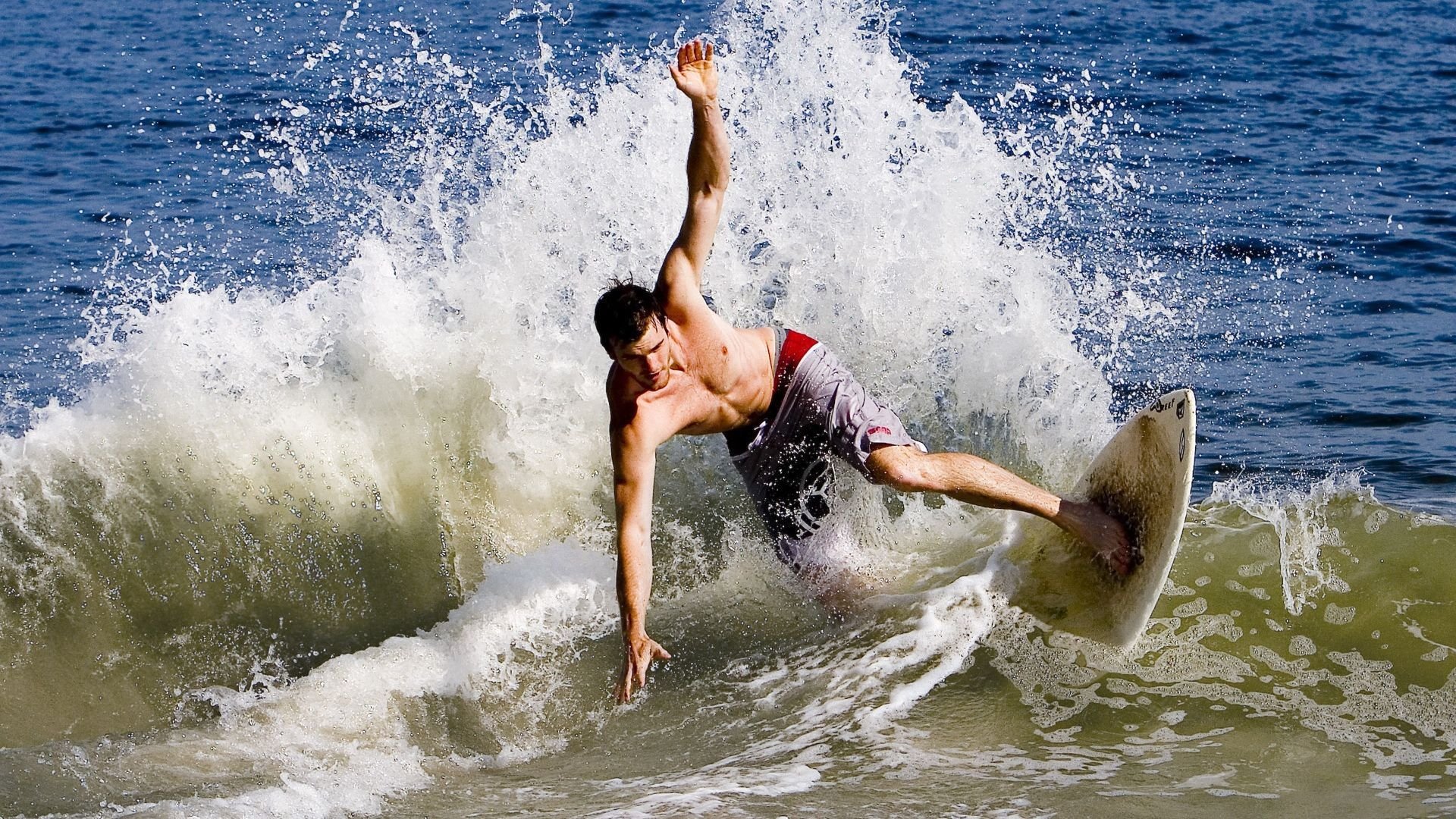 赛道烽火，佩雷兹驾驭阿斯顿马丁鏖战威廉姆斯