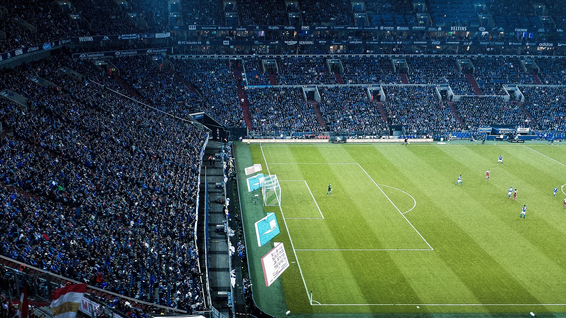 赛道上的逆袭，哈斯车队力克红牛二队，塞恩斯带队取胜